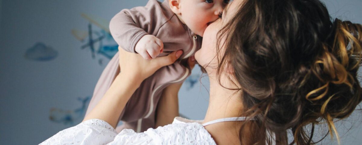 žena drži svojé miminko