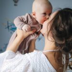 žena drži svojé miminko