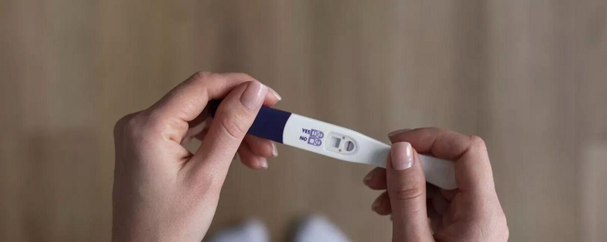 detail-na-zenske-ruky-zena-drzi-tehotensky-test