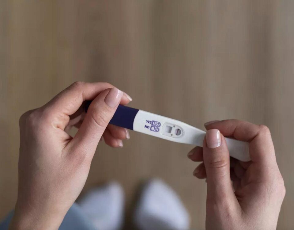 detail-na-zenske-ruky-zena-drzi-tehotensky-test